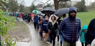 Graças a internet: Multidão faz fila na chuva para salvar menino com câncer