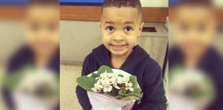 Mãe faz filho pedir perdão com flores à colega que ele empurrou.