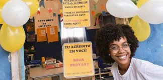 Professora dá festa antes de prova para tranquilizar seus alunos e atitude é celebrada na internet