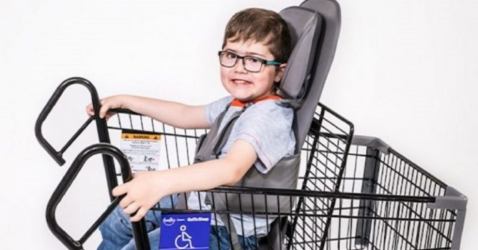 Supermercado adapta carrinhos para crianças com deficiência