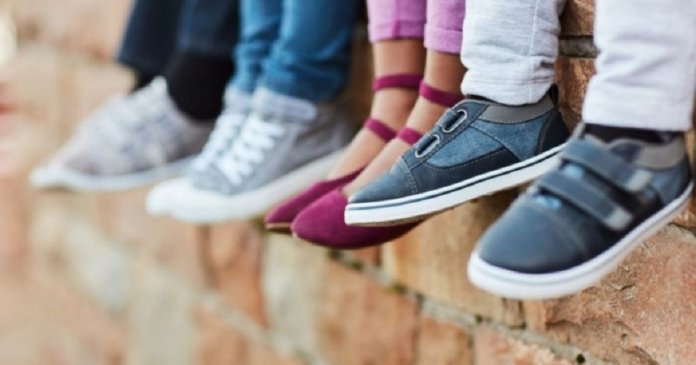 Menininha com espírito solidário inspira sua mãe a comprar 1.500 sapatos para crianças necessitadas