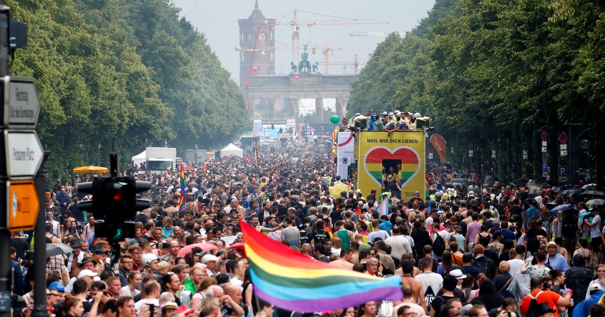 2017-07-22t134932z-877382431-rc11cc4ebd60-rtrmadp-3-germany-lgbt