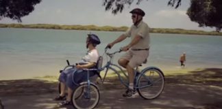 Idoso cria bicicleta especial para levar a esposa com Alzheimer para passear