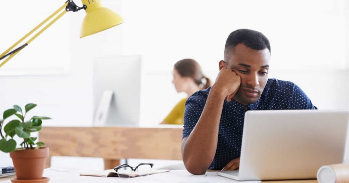 Ter uma planta na mesa pode reduzir o stress no seu local de trabalho