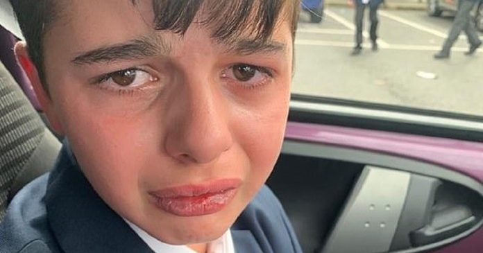 Mãe compartilha foto de filho autista chorando após sofrer agressões por três meses na escola