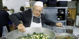 Homem de 90 anos cozinha todas as semanas aos sem-teto e é chamado de “Chef dos pobres”