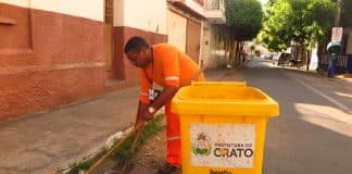 Gari recebe doutorado após ter começado a estudar com livros recolhidos do lixo