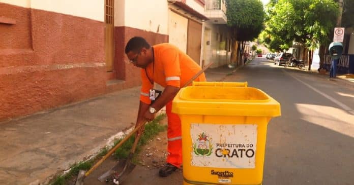 Gari recebe doutorado após ter começado a estudar com livros recolhidos do lixo