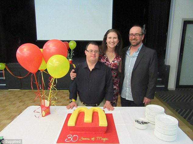 psicologiasdobrasil.com.br - Funcionário com síndrome de Down comemora 30 anos trabalhando no McDonald's