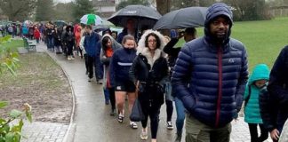 Sob forte chuva, quase 5.000 pessoas fazem fila para doar medula óssea a uma criança com câncer