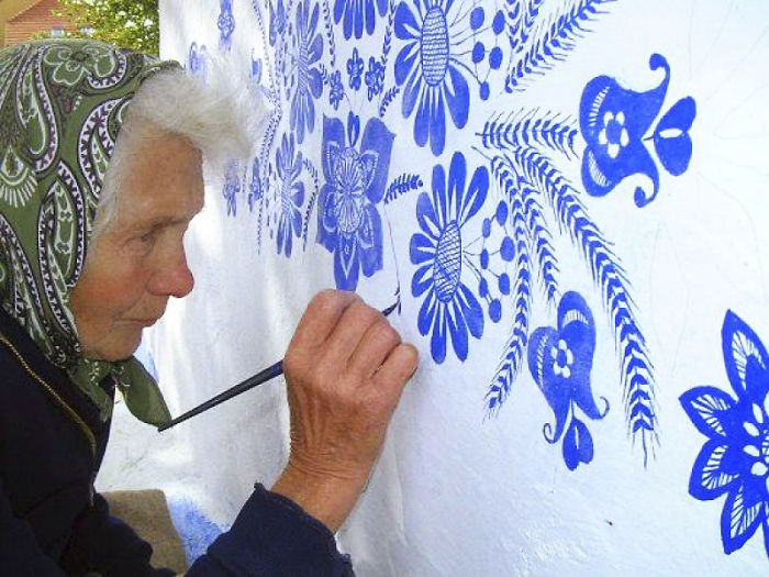 psicologiasdobrasil.com.br - Vovó de 90 anos transforma as casas de sua cidade pintando-as com lindas flores