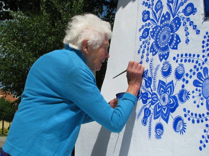 psicologiasdobrasil.com.br - Vovó de 90 anos transforma as casas de sua cidade pintando-as com lindas flores