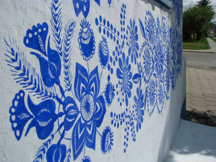 psicologiasdobrasil.com.br - Vovó de 90 anos transforma as casas de sua cidade pintando-as com lindas flores