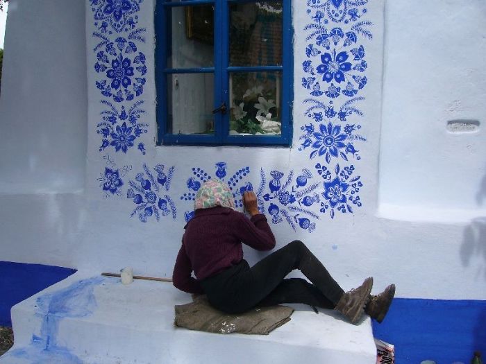 psicologiasdobrasil.com.br - Vovó de 90 anos transforma as casas de sua cidade pintando-as com lindas flores