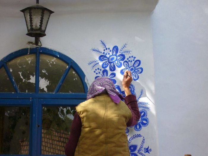 psicologiasdobrasil.com.br - Vovó de 90 anos transforma as casas de sua cidade pintando-as com lindas flores