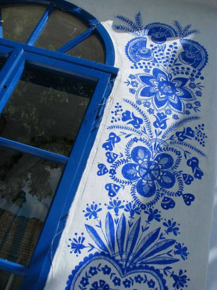 psicologiasdobrasil.com.br - Vovó de 90 anos transforma as casas de sua cidade pintando-as com lindas flores