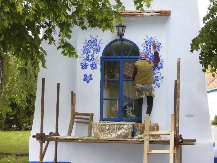 psicologiasdobrasil.com.br - Vovó de 90 anos transforma as casas de sua cidade pintando-as com lindas flores