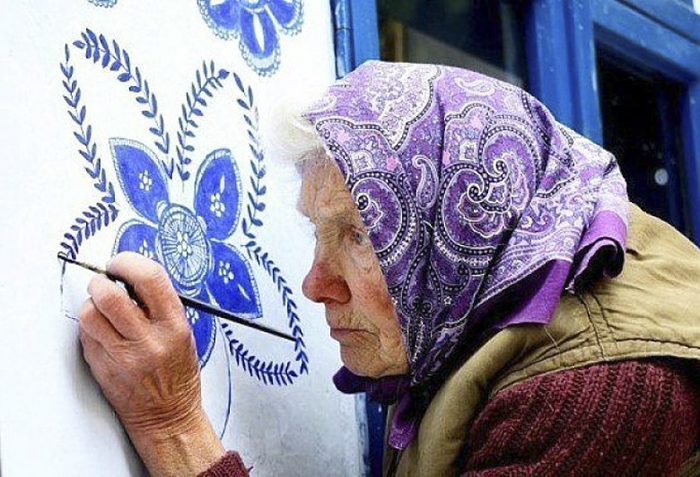 psicologiasdobrasil.com.br - Vovó de 90 anos transforma as casas de sua cidade pintando-as com lindas flores