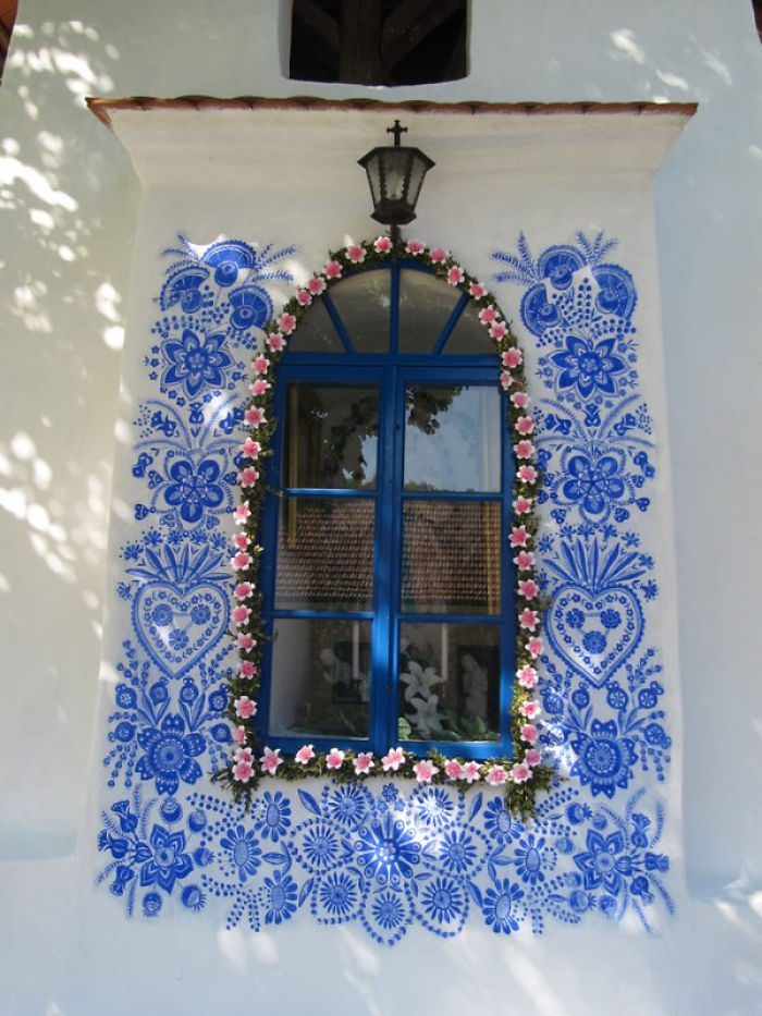 psicologiasdobrasil.com.br - Vovó de 90 anos transforma as casas de sua cidade pintando-as com lindas flores