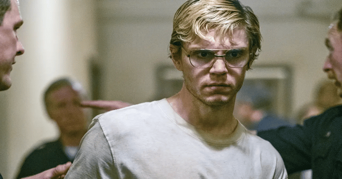 Mãe de vítima de Jeffrey Dahmer critica vitória de Evan Peters no Globo de Ouro