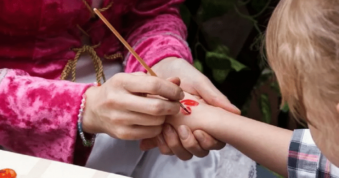 Professora cria ‘botão do carinho’ para confortar aluna órfã de mãe que chora ao se despedir do pai