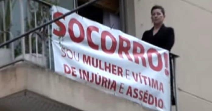 Mulher assediada pelo vizinho põe faixa na varanda para pedir ajuda: “Vai acontecer uma tragédia”