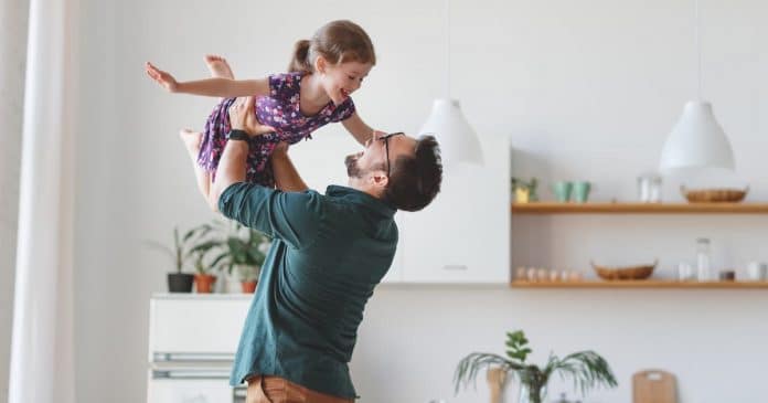 Mãe é alvo de críticas por sugerir que o noivo adote oficialmente sua filha