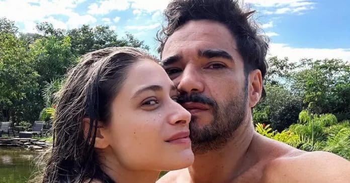 Caio Blat comenta beijo da esposa, Luisa Arraes, em cantor: “Acho ótimo”