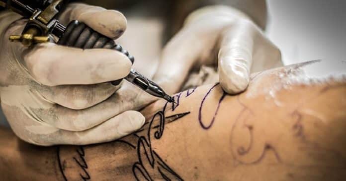 Tatuagem pode aumentar risco de câncer do tipo linfoma, aponta estudo