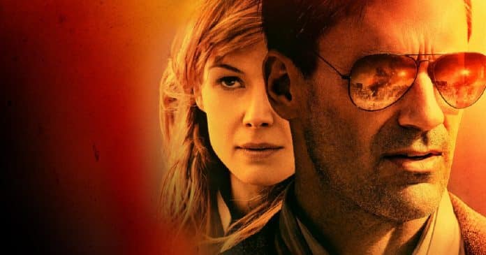 Rosamund Pike e Jon Hamm dão tudo de si neste thriller cheio de reviravoltas que está na Netflix