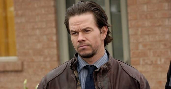 Mark Wahlberg captura público da Netflix com filme que mescla ação frenética e drama familiar