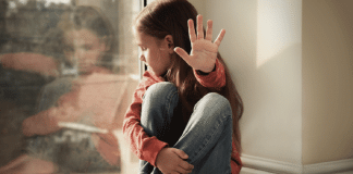 Trauma na infância pode dobrar risco de doença mental na vida adulta, aponta estudo