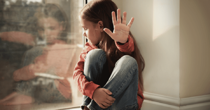 Trauma na infância pode dobrar risco de doença mental na vida adulta, aponta estudo