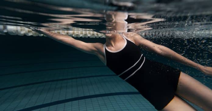 Mulher é criticada por entrar na piscina sem absorvente: “Nunca percebi que era um problema”