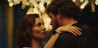 Comédia romântica cativa o público e se mantém há dias como filme mais visto da Netflix