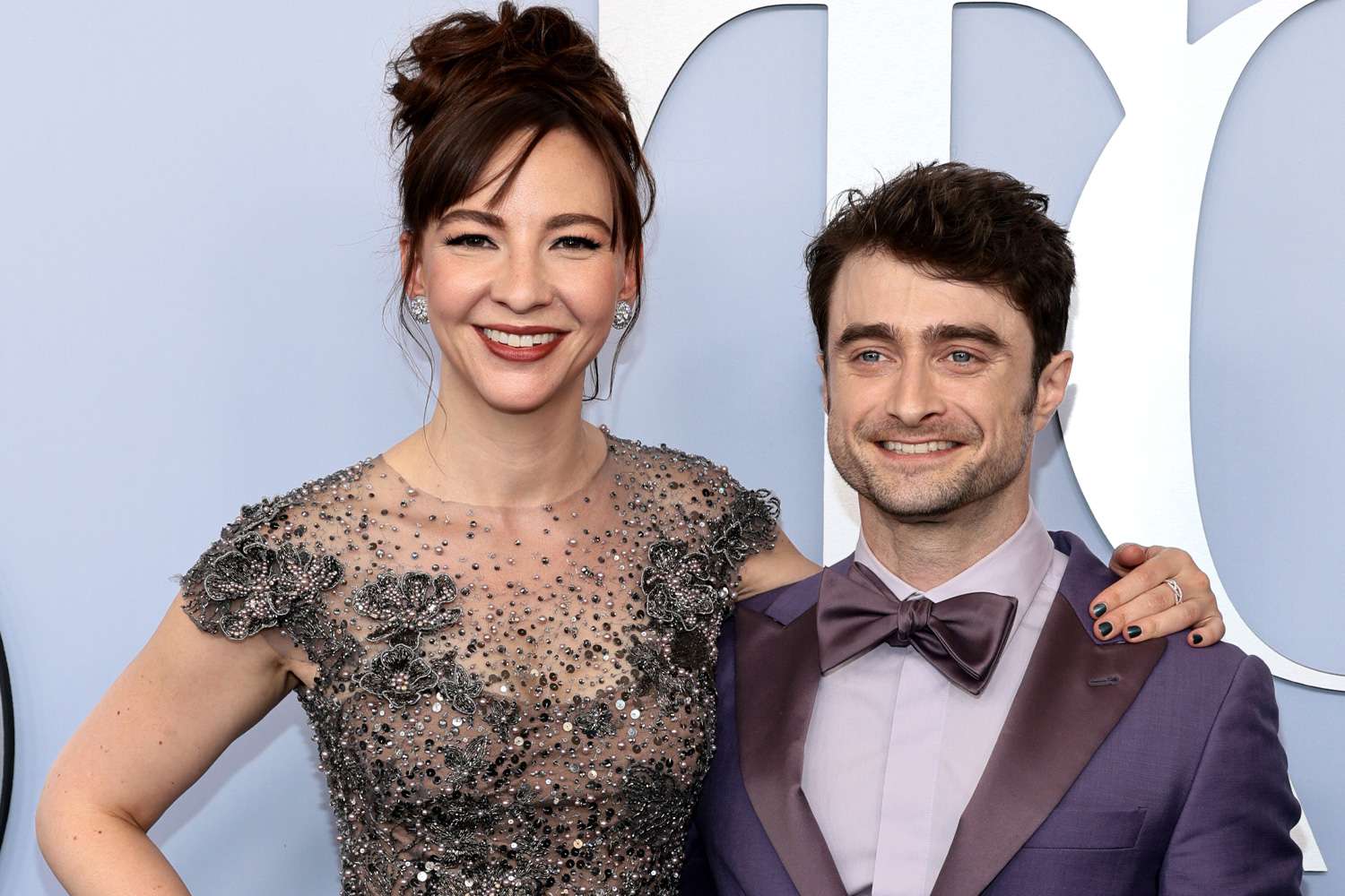 psicologiasdobrasil.com.br - Daniel Radcliffe posa com a parceira e diferença de altura e de idade chamam atenção