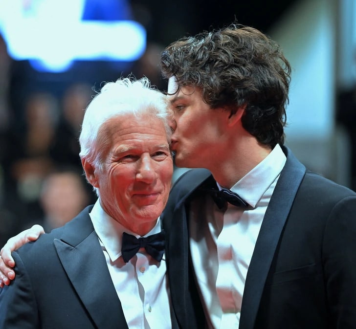 psicologiasdobrasil.com.br - Genética privilegiada: Filho galã de Richard Gere surge no tapete vermelho e é considerado mais bonito que o pai