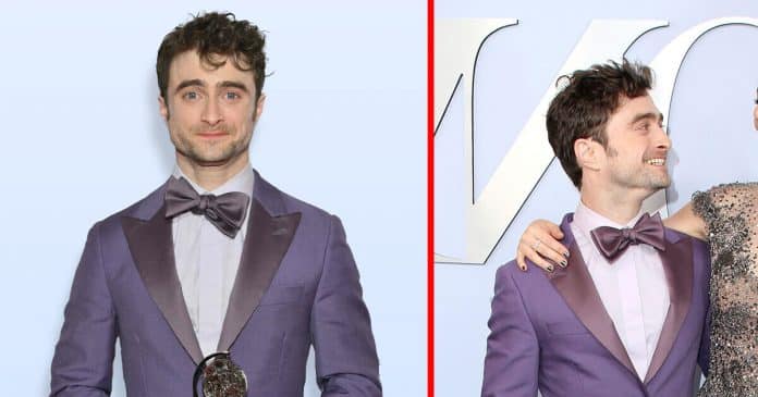 Daniel Radcliffe posa com a parceira e diferença de altura e de idade chamam atenção