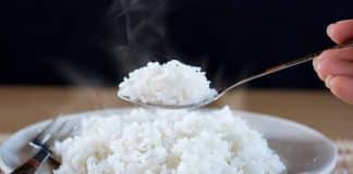 Uma porção de arroz branco tem quase o mesmo efeito que ingerir açúcar puro, aponta estuo