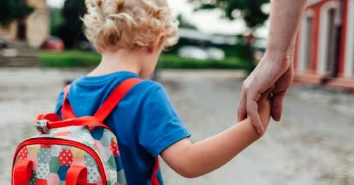 Saiba qual é a pergunta que nunca deve ser feita às crianças na volta da escola, segundo psicóloga