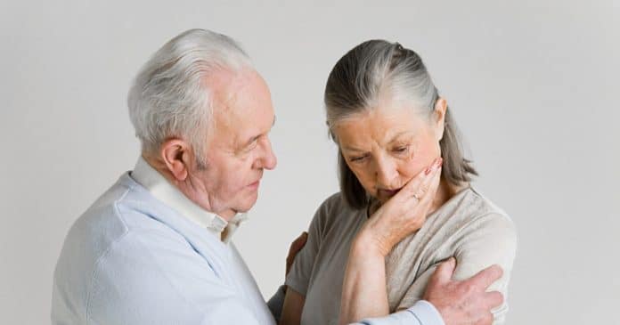 Dormir nessa posição ajuda a prevenir Alzheimer, aponta estudo