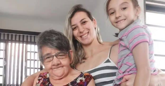 Mulher que adotou idosa abandonada sofre acidente e é cuidada pela “filha adotiva”