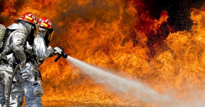 Presidiários são soltos para ajudar a combater incêndios em Los Angeles