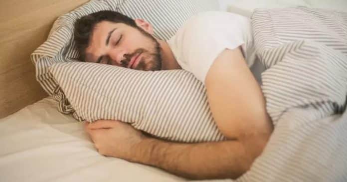 O que significa dormir abraçado ao travesseiro, de acordo com a psicologia